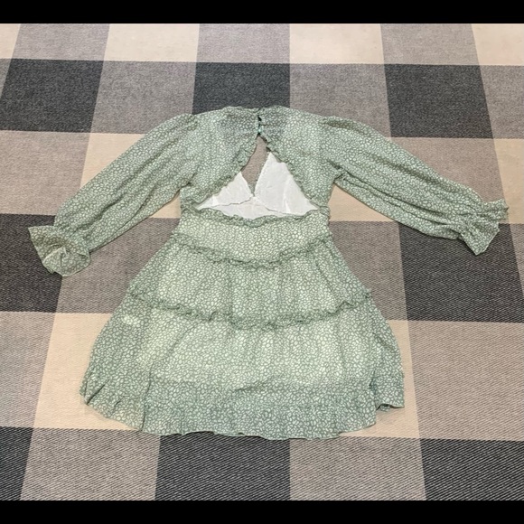 NEVER WORN V-neck Open Back Casual Floral Dress - Picture 2 of 2